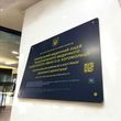 Металева&nbsp;інформаційна тактильна вивіска "Назва установи та графік роботи" зі шрифтом Брайля. Зовнішня інформаційна табличка, згідно ДБН, розмір 700х500мм, синій колір 2025-044 фото