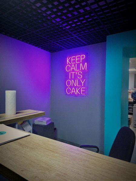 Неоновий напис на стіну кафе, бару "Keep calm it's only cake"