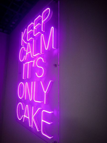 Неоновий напис на стіну кафе, бару "Keep calm it's only cake" 2023-00129 фото