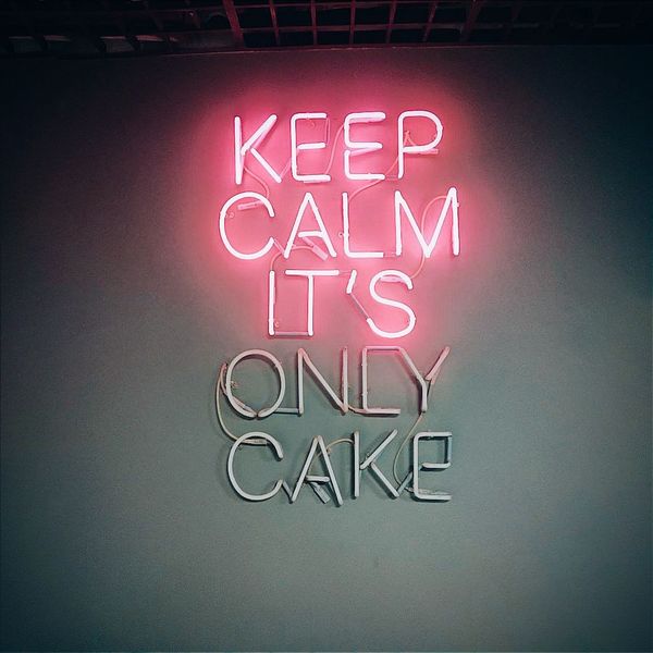 Неоновий напис на стіну кафе, бару "Keep calm it's only cake"